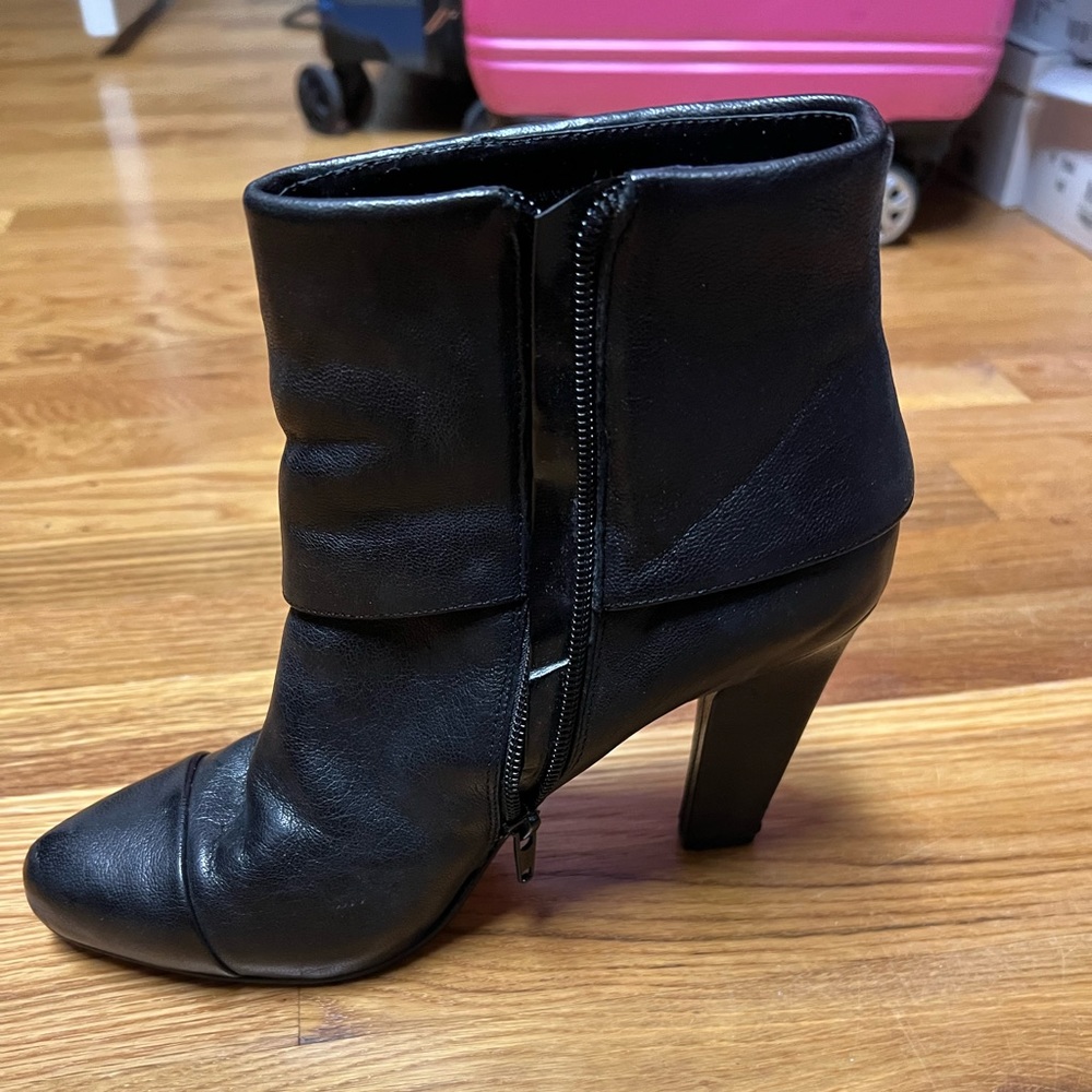 Black size 8 Nine West booties.